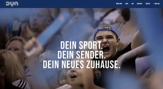 Website-Ansicht von DYN Media mit blauem Header und weißem Text: ‚DEIN SPORT DEIN SENDER DEIN NETZ ZUHAUSE‘.